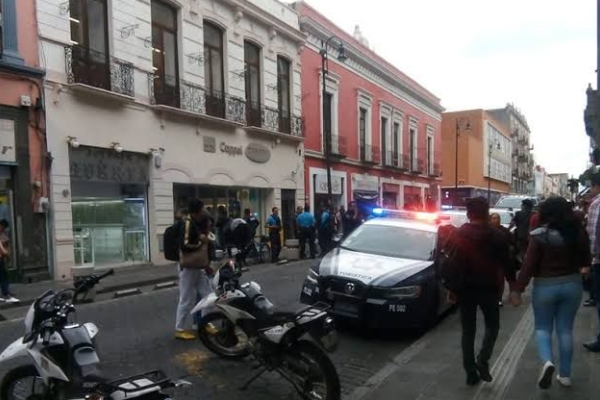 Tres sujetos armados huyen con mercancía de Coppel