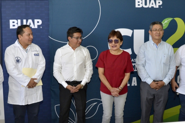 Entrega Lilia Cedillo 50 microscopios para laboratorios en CU2