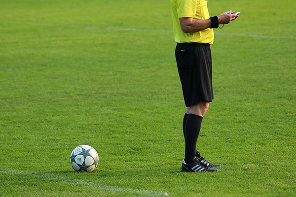 ¿Karma arbitral? Barcelona y América se quejan a la par de polémicas decisiones