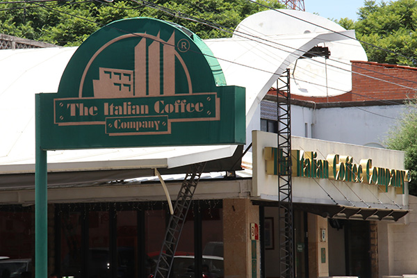 Sujetos armados asaltaron un Italian Coffee; reportaron el robo cuatro días después