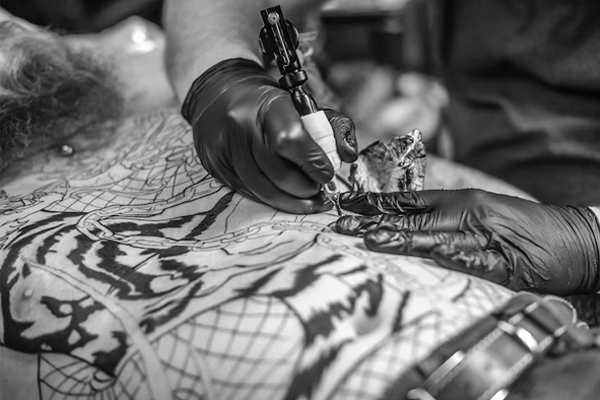 Más allá de los tatuajes: la moda radical de modificar el cuerpo