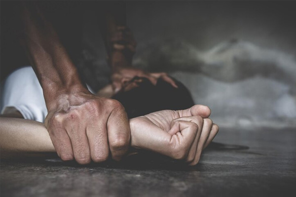 Discusión termina en sangre: hombre asesina a su esposa y hiere al hijo