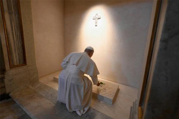 A días de su elección, el papa León XIV visita tumba de Francisco