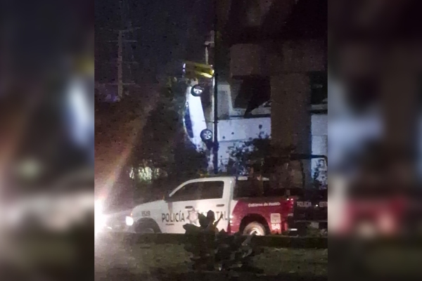 Auto cae de una altura de 10 metros y el conductor sale ileso