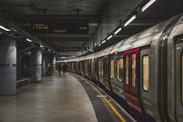 Apagón provoca suspensión de líneas del metro de Londres