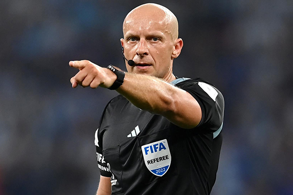 Castigan duramente al árbitro que “perjudicó” al Barcelona en Champions League
