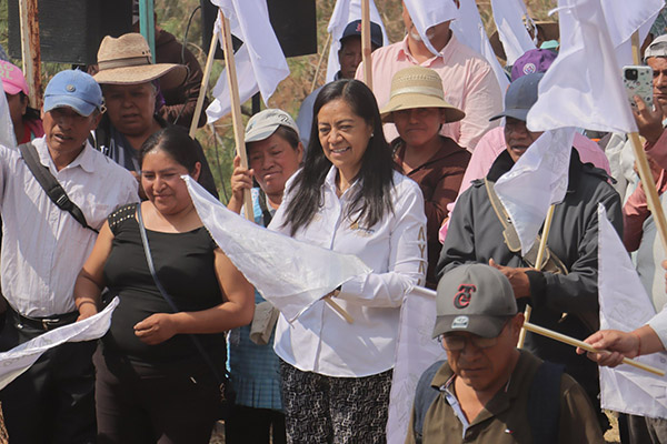 Ariadna Ayala inicia obra en beneficio del pueblo de San Pedro Benito Juárez