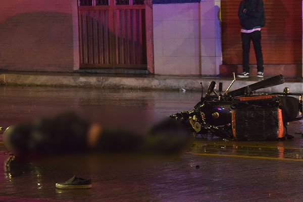 Trágico derrape termina con la vida de un motociclista
