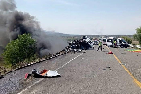 Cruento choque en autopista deja al menos 15 muertos