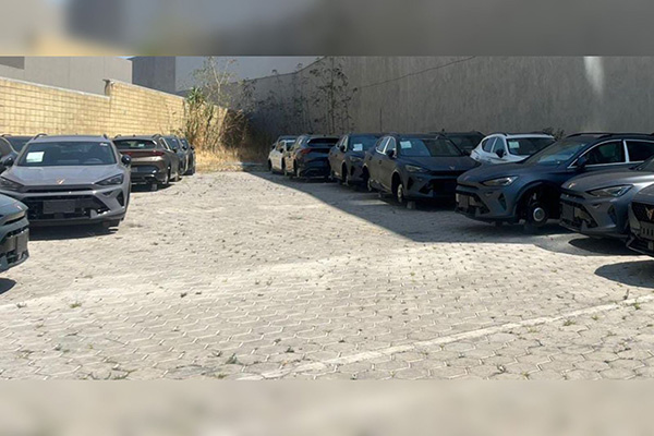 Sin llantas y en tabiques dejan 16 autos nuevos en agencia Cupra