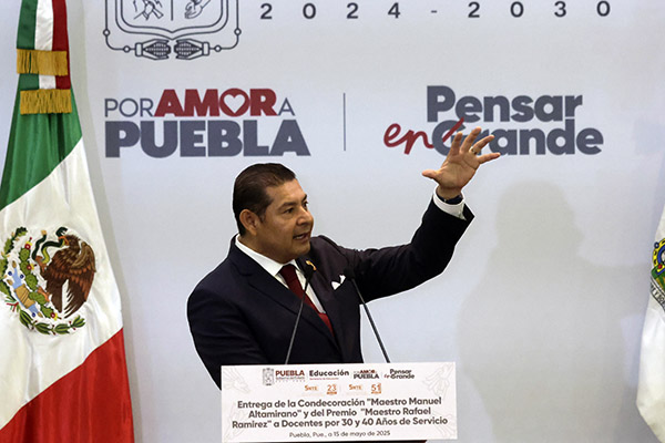 Alejando Armenta refrenda su compromiso con el magisterio poblano