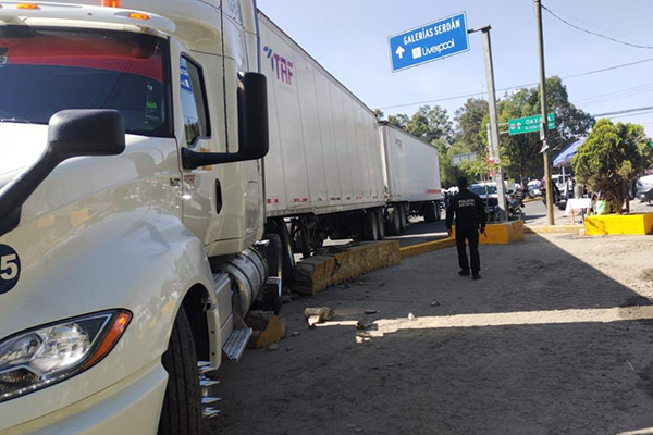 Recuperan tractocamión robado tras intensa persecución; hay un detenido