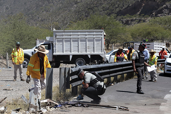 Continúa proceso de entrega de cuerpos tras accidente en la Cuacnopalan-Oaxaca