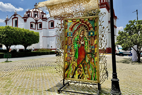 Exhiben en San Pedro Cholula vitral artesanal "Tonantzin"