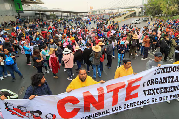 Miles de maestros mexicanos marchan en la capital para exigir aumento salarial del 100%