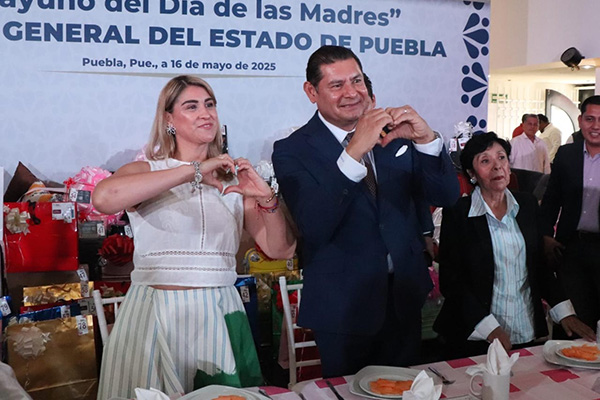 Reconocen Alejandro Armenta e Idamis Pastor labor de madres trabajadoras de la FGE