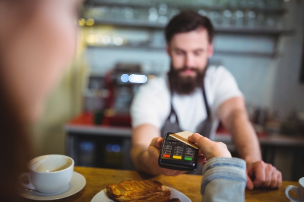 ¿Te han rechazado últimamente el pago con tarjeta en un restaurante?