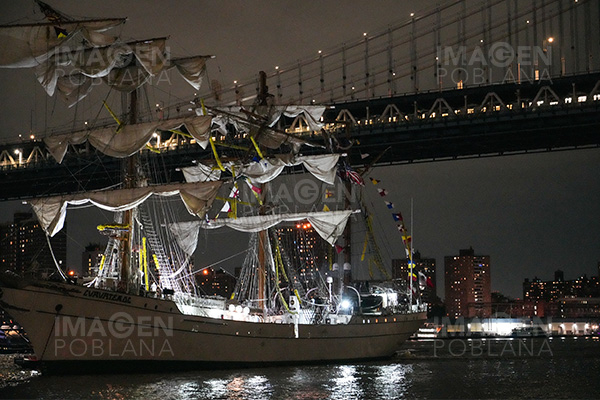 Buque mexicano “Cuauhtémoc” choca contra el puente de Brooklyn; hay 2 muertos