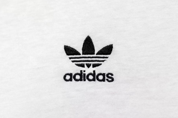 ¿Publicidad ofensiva? Adidas “patea” la Acrópolis y Grecia responde con demanda