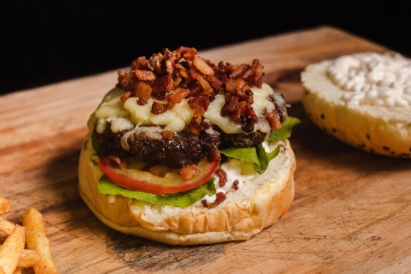 Hombre pide un millón de dólares a restaurante por dejar cebolla en su hamburguesa