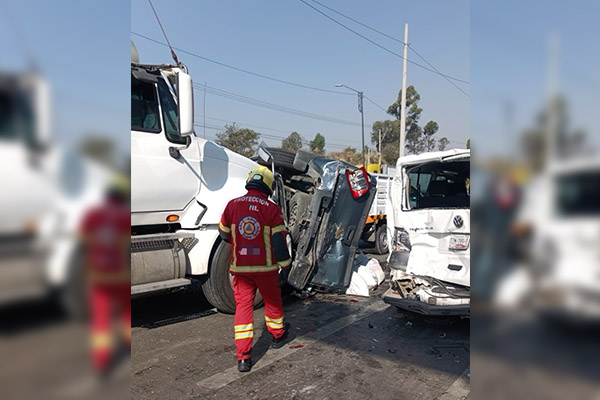Tractocamión embistió a nueve vehículos; ¡sólo hubo tres lesionados leves!