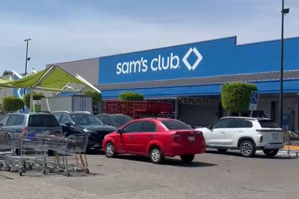 Robo exprés en Sam’s: sujetos en moto se llevan decenas de celulares