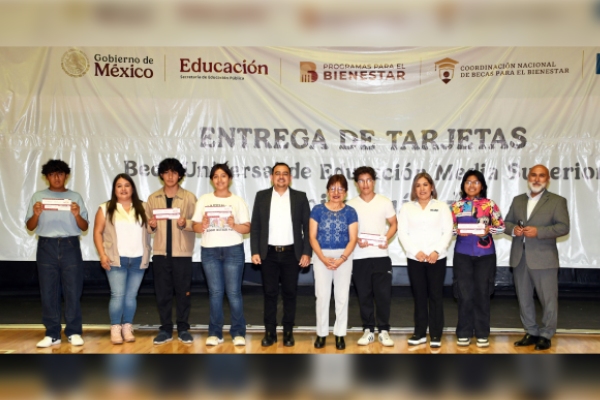 Entrega Lilia Cedillo tarjetas de la beca “Benito Juárez”