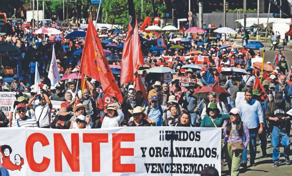 La CNTE protesta afuera del Palacio Nacional para impedir la mañanera