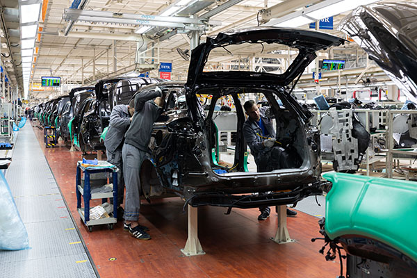 Trump concede trato preferencial a importación de autos de México y Canadá