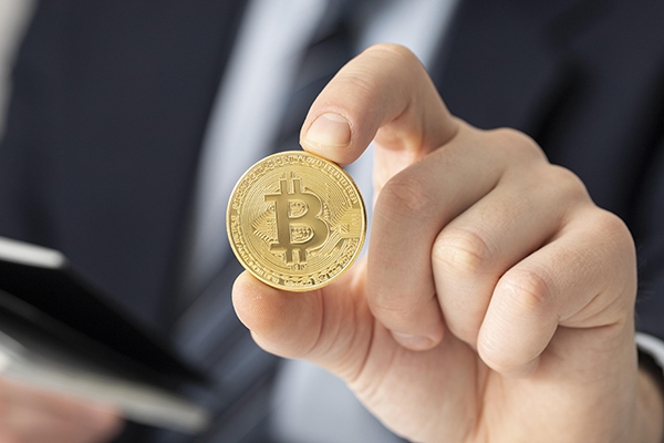 El bitcoin rompe nuevo récord histórico al cotizar en casi 110,000 dólares