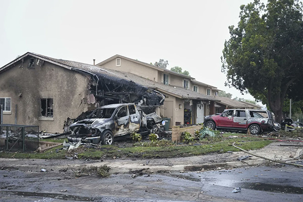 Una avioneta se estrella contra zona residencial de San Diego y deja varios muertos