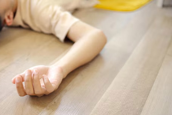 ¡Terrible! Menor de 12 años ingiere veneno y se cuelga en su habitación