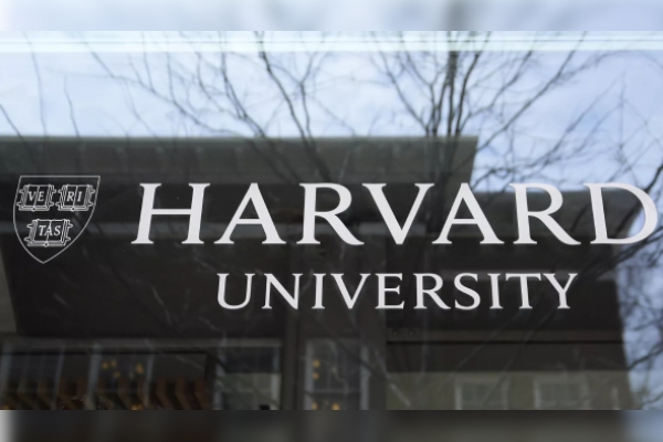 EU retira a Harvard del programa de visas estudiantiles