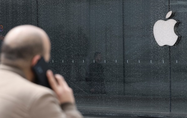 Trump amenaza a Apple con aranceles del 25 % si no fabrica sus iPhone en EU
