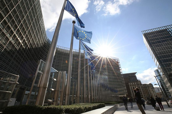 Trump propone aranceles de 50% a la UE por "aprovecharse" del comercio con EU