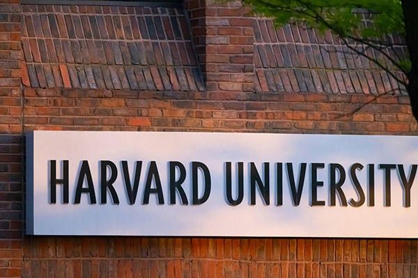 Corte de EU suspende prohibición oficial de admisión de estudiantes extranjeros en Harvard