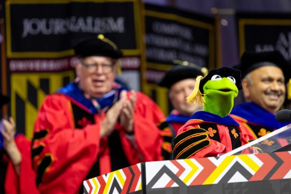 La rana René honra el legado de su creador en emotiva graduación