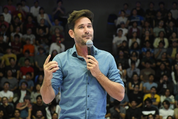 El divulgador científico español Javier Santaolalla imparte conferencia en la BUAP