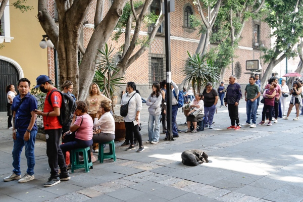 Las largas filas por “sanación energética” exponen el fracaso del sistema de salud