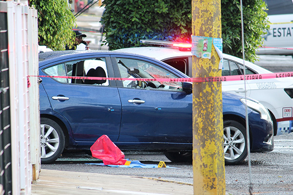 Mujer asesinada de varios balazos a bordo de su vehículo