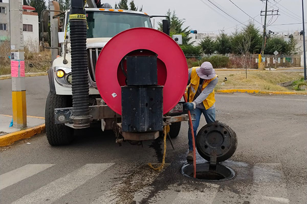 Agua de Puebla brinda mantenimiento preventivo a red de drenaje y vialidades principales