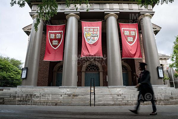Trump analiza quitar 3,000 mdd en subvenciones a Harvard y redistribuirlos