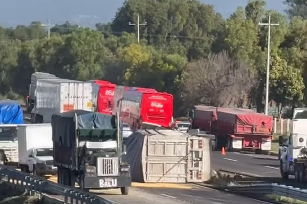 Volcadura de camión con maíz desata rapiña