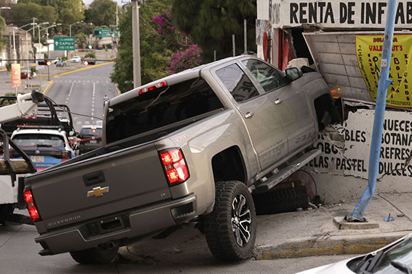 Huye, choca, se da un balazo y lo investiga la FGE por robo de auto