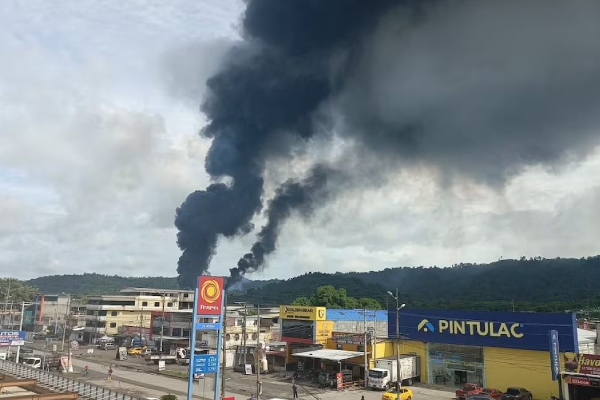 Potente explosión sacude la principal refinería de Ecuador