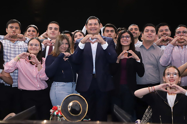 Jóvenes, el motor para la transformación de Puebla: Alejandro Armenta