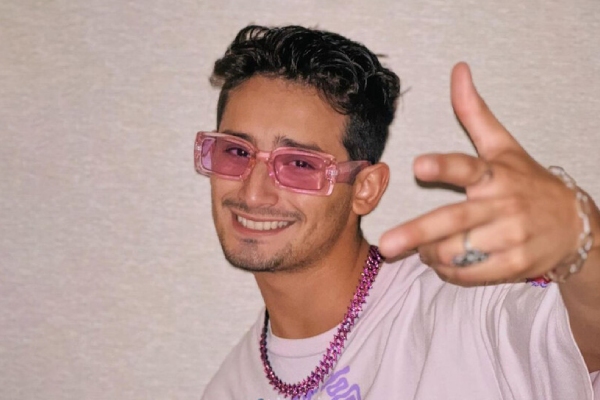 Emilio Osorio canta en boda lésbica tras rechazo de Carlos Rivera