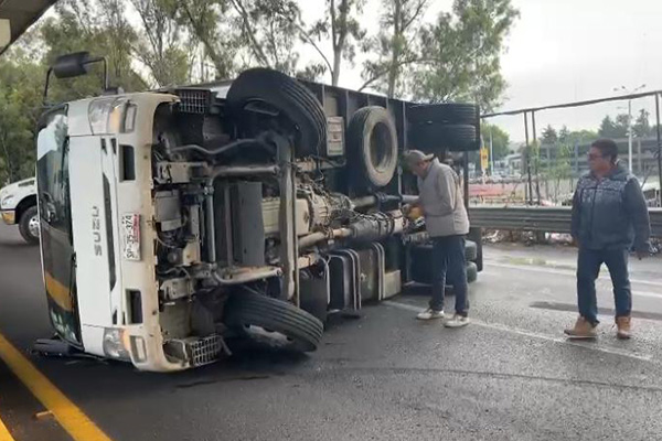 Mañana caótica en Puebla: volcaduras y choques colapsan el tránsito