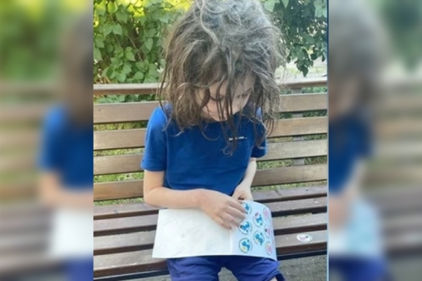 Cámaras, basura y abandono: así vivía un niño encerrado por su madre y abuela