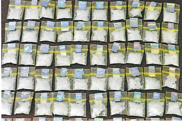 Vinculada a proceso por narcomenudeo; cargaba 96 bolsas con metanfetaminas y psicotrópicos
